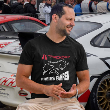 Zeige deine Leidenschaft für den Motorsport mit unserem exklusiven "Trackday freiesfahren" T-Shirt!